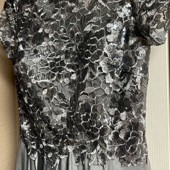 LA Femme Platinum Lace & Chiffon Prom Gown Size 8 NWT - Picture 3 of 11